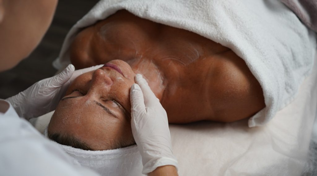 Revitalizace pleti: chemický peeling s mikrojehličkovou mezoterapií