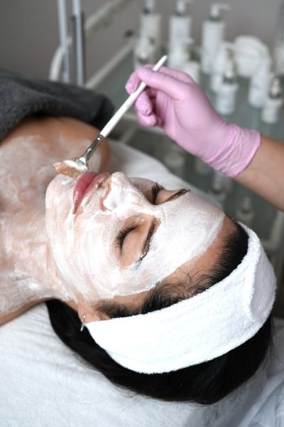 Jantarový omlazující peeling. Luxusní péče pro regeneraci a ochranu pleti Jantarový omlazující peeling. Luxusní péče pro regeneraci a ochranu pleti